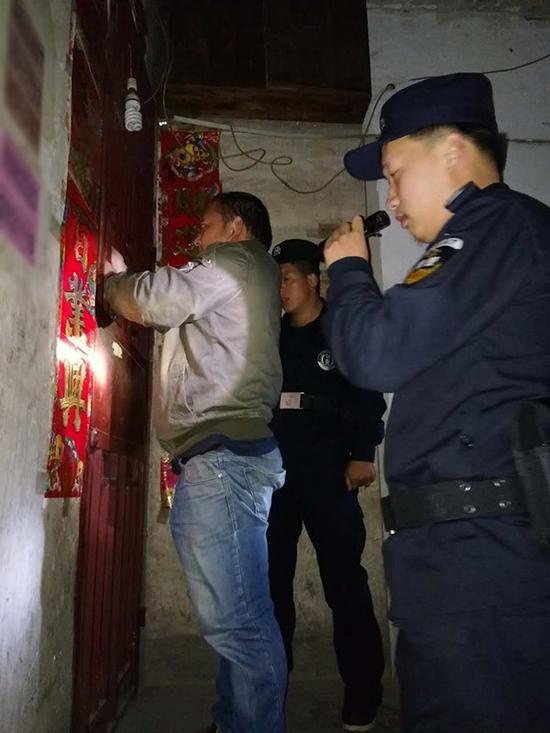 日照粗心妈妈误将幼女锁家中 